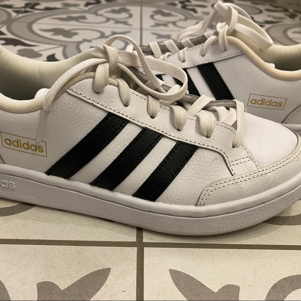 Women’s Adidas Like New Shoes. Size 6.5. White/Black.